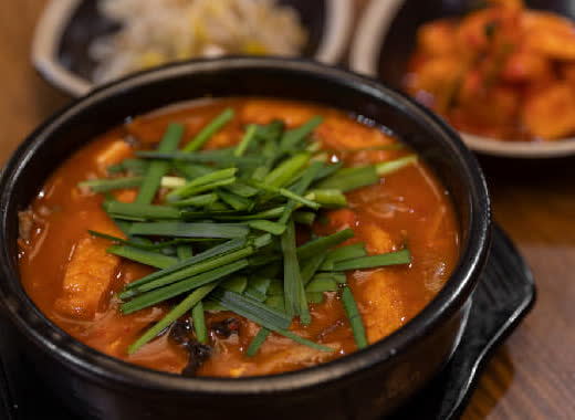 붉은 국물과 부추 고명이 가까이 보이는 용금옥 서울추어탕 클로즈업