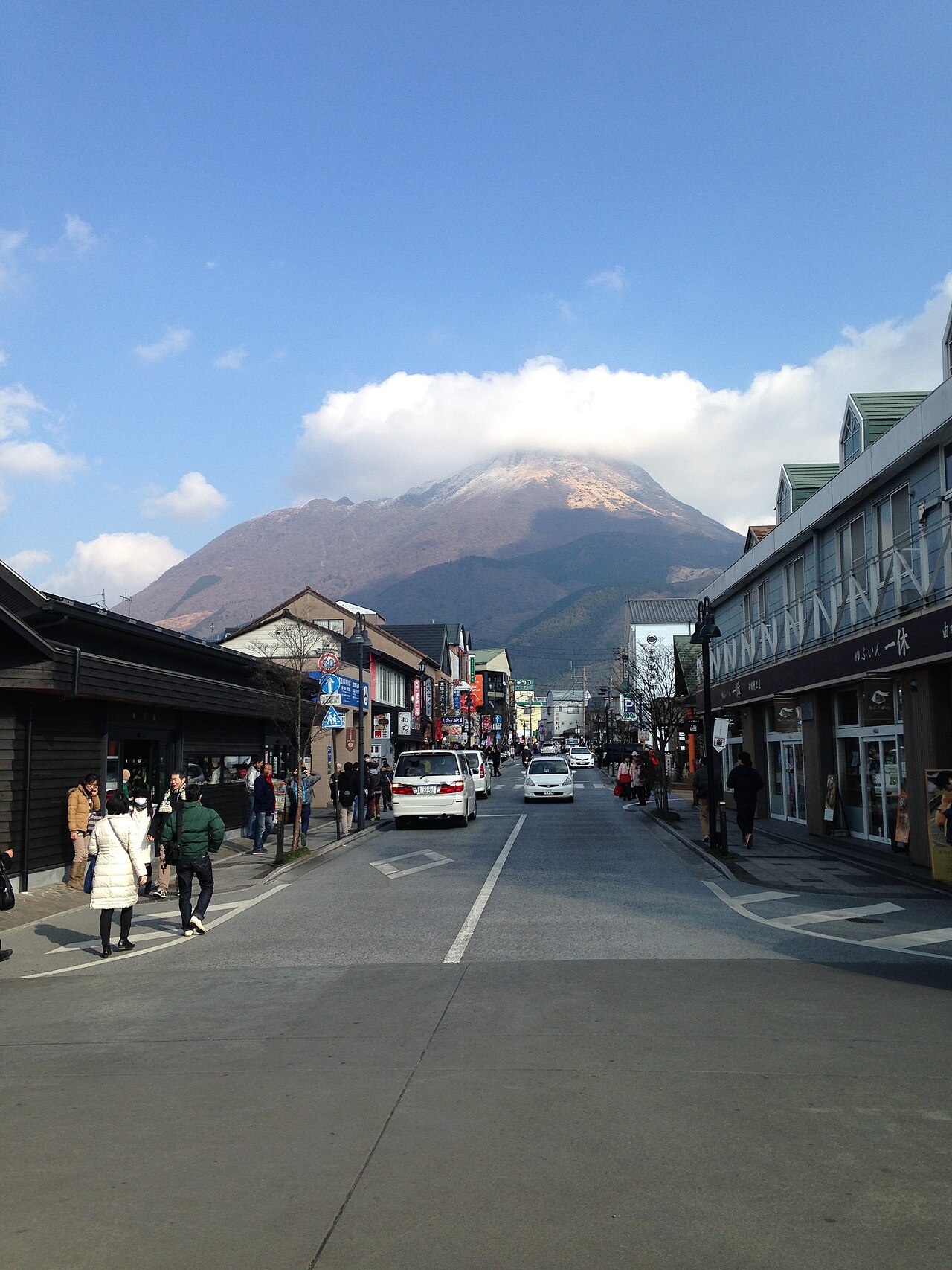 일본 오이타현 유후인역 앞 온천 거리와 유후다케 풍경