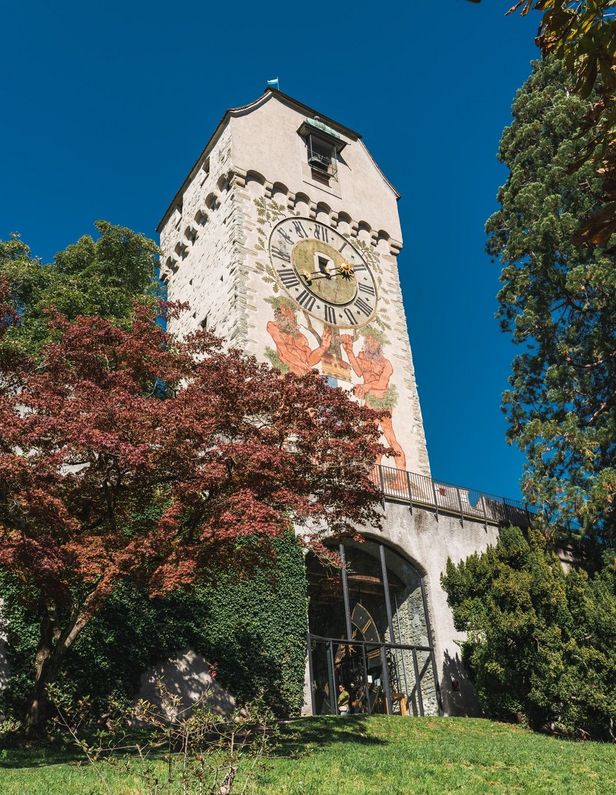 루체른 무제크 성벽의 치트탑과 벽면 시계가 보이는 외관