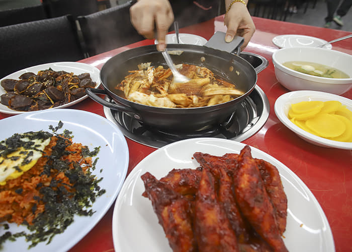 애플하우스 즉석떡볶이 냄비와 볶음밥, 무침군만두가 함께 놓인 한 상
