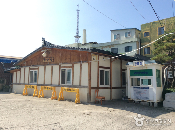 전주 한국집 한옥풍 외관과 마당, 주차 안내 부스가 보이는 전경