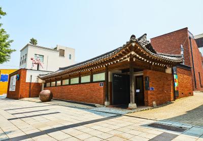 북촌 소격동 황생가칼국수 본점 기와지붕 외관과 벽돌 담장