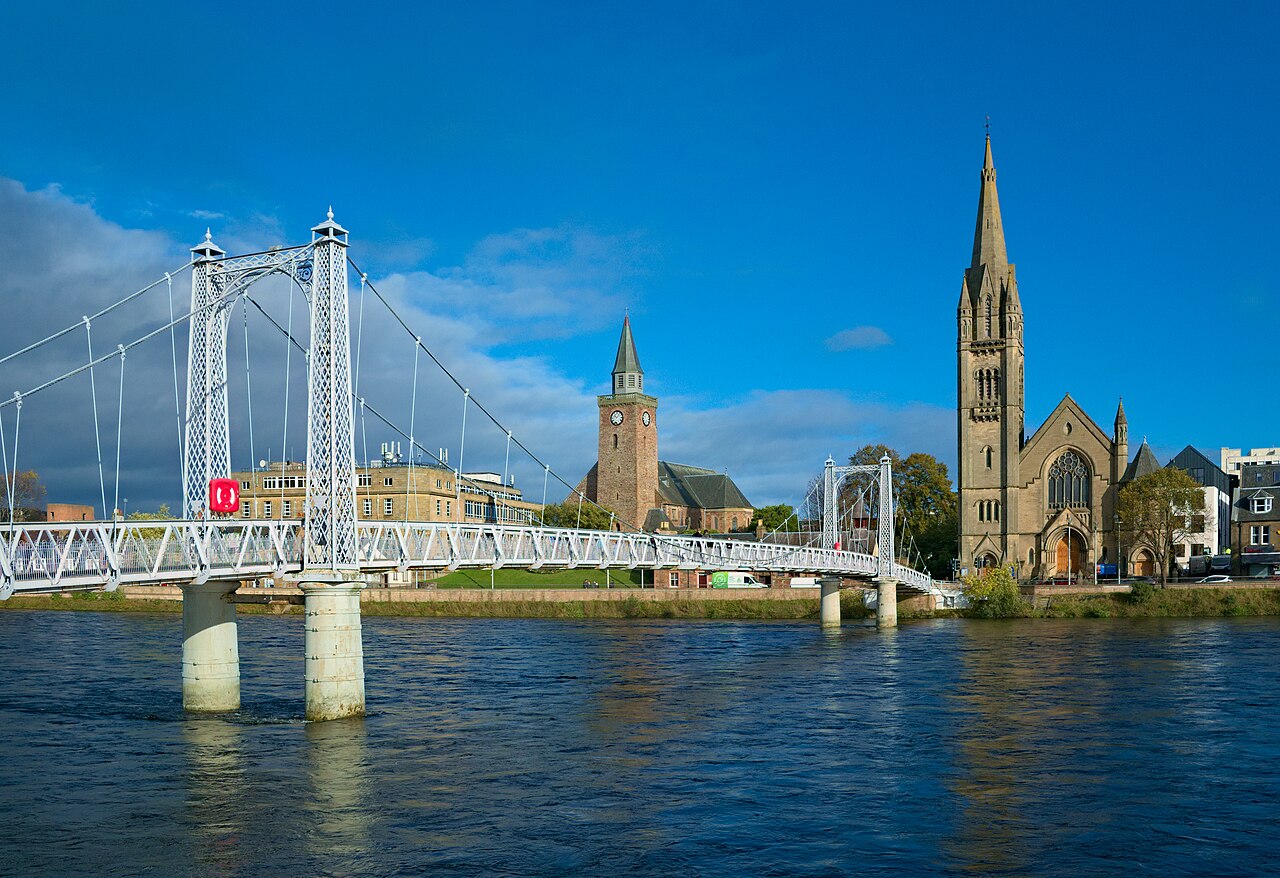스코틀랜드 인버네스 Greig Street Bridge와 Old High Church 주변 풍경