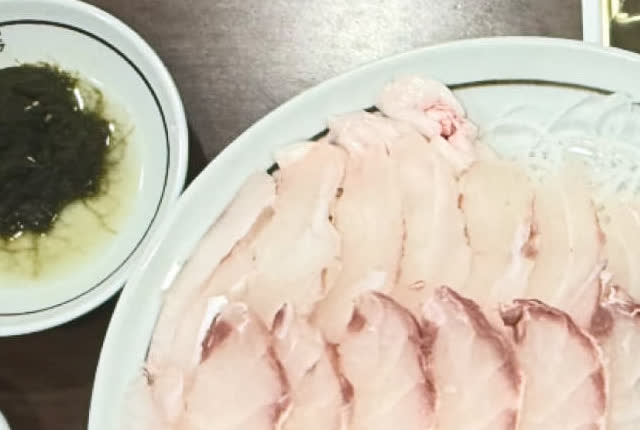 흰살생선 회가 겹겹이 놓인 목포자매집 접시의 클로즈업