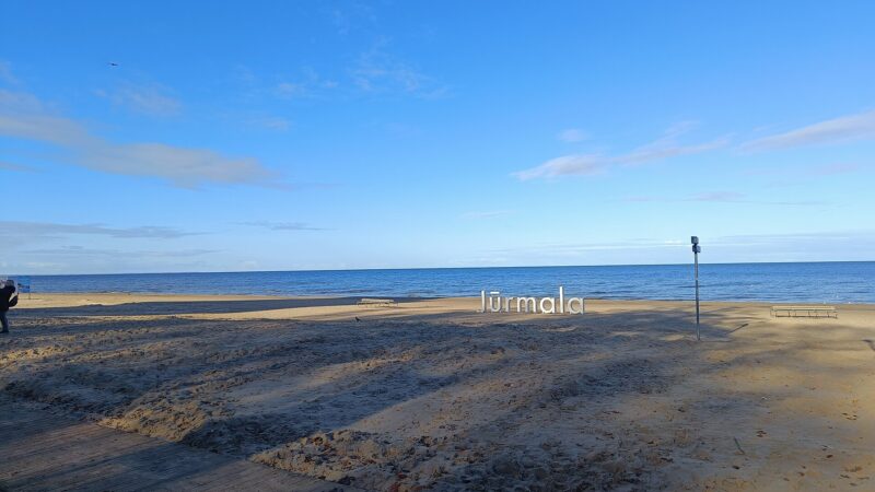 라트비아 유르말라 마요리 해변의 JURMALA 대형 시티사인과 바다 풍경
