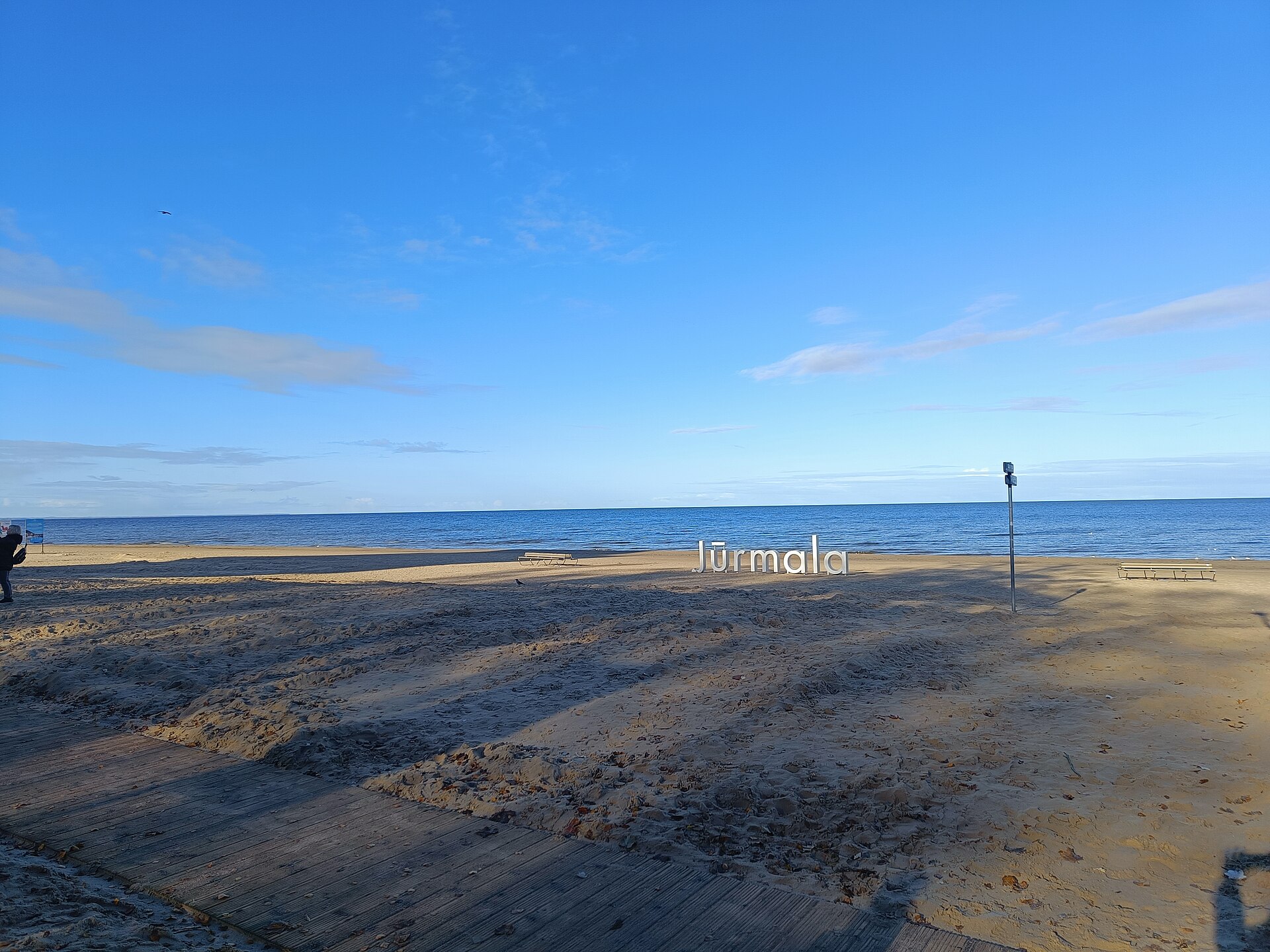 라트비아 유르말라 마요리 해변의 JURMALA 대형 시티사인과 바다 풍경