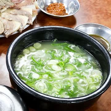 파를 듬뿍 올린 미성옥 설렁탕 국물 close-up