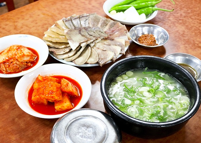 미성옥 상차림에 설렁탕과 수육, 김치와 깍두기가 함께 놓인 모습