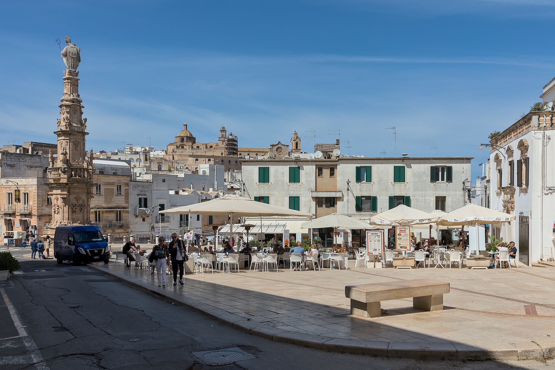 이탈리아 오스투니 Piazza della Liberta와 산토론초 기둥