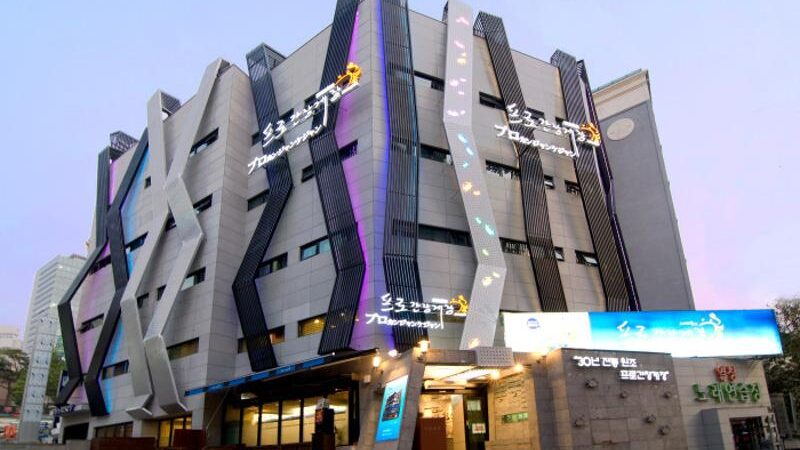 프로간장게장 신사본점 외관과 간판이 한눈에 보이는 저녁 거리 풍경