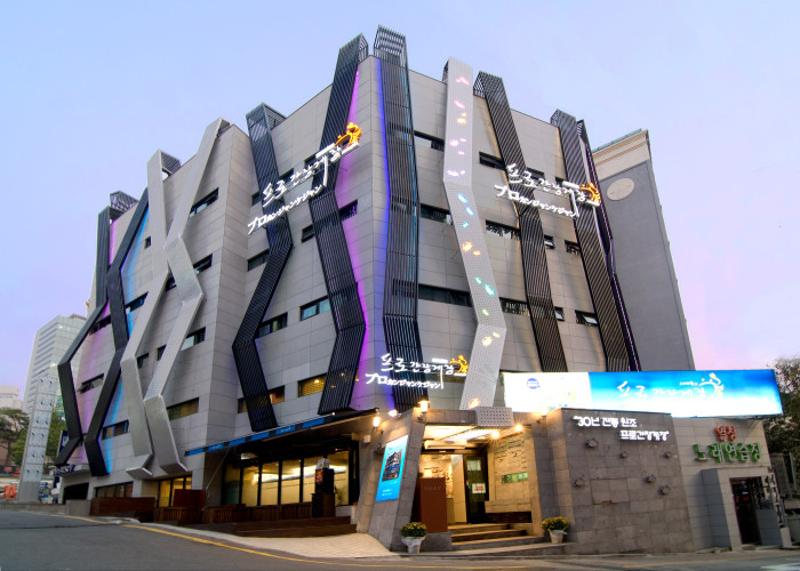 프로간장게장 신사본점 외관과 간판이 한눈에 보이는 저녁 거리 풍경