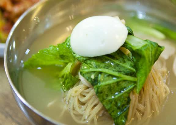 평래옥 차가운 육수 냉면 그릇을 가까이서 담은 장면