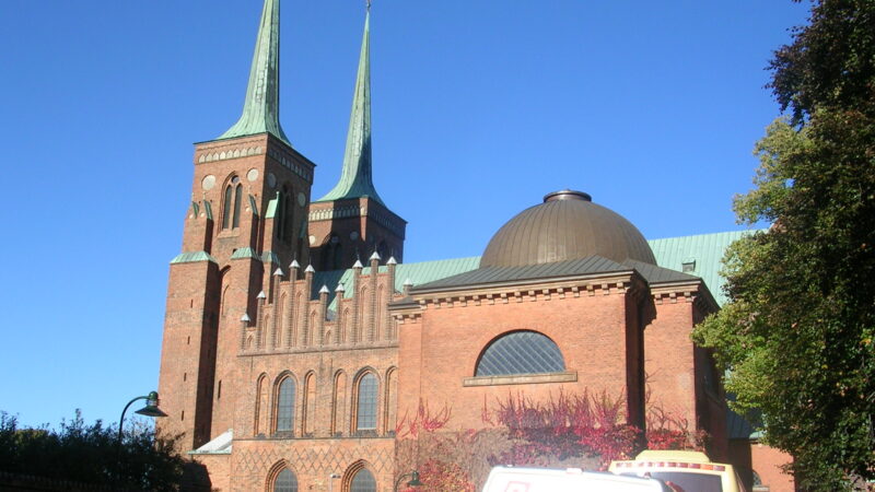 덴마크 로스킬레 대성당의 붉은 벽돌 외관과 쌍탑 전경