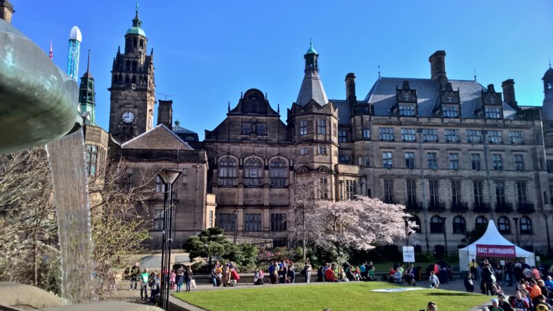 영국 셰필드 도심의 Peace Gardens와 Sheffield Town Hall