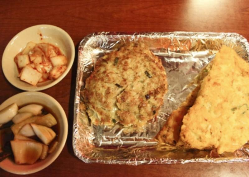 빈대떡과 고기완자, 김치와 양파절임이 함께 담긴 순희네빈대떡 한 상
