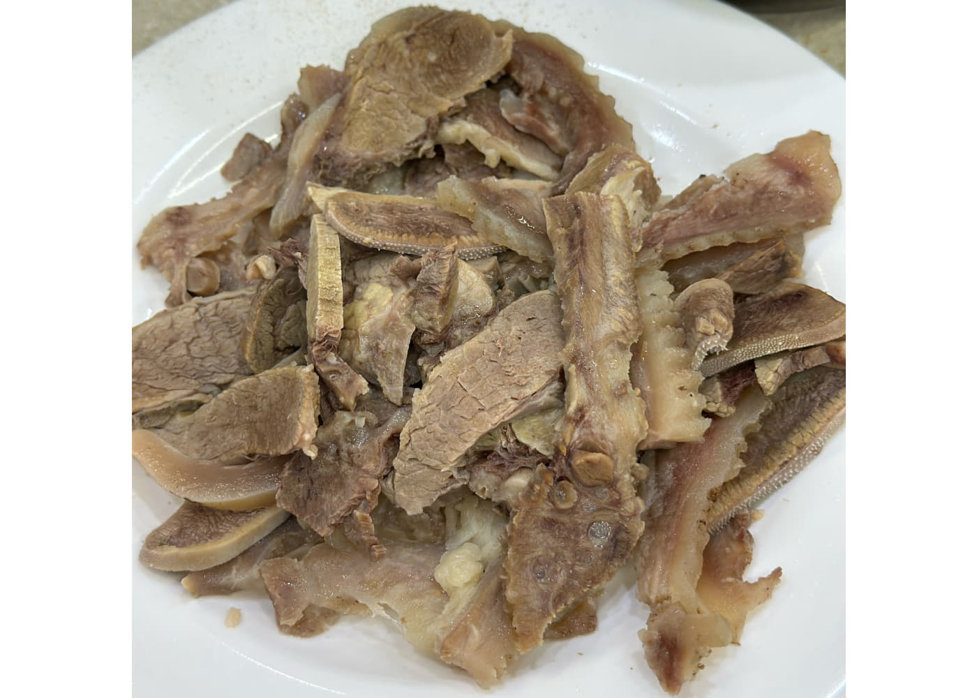 삶아낸 고기를 넉넉하게 담아낸 영동설렁탕 수육 접시