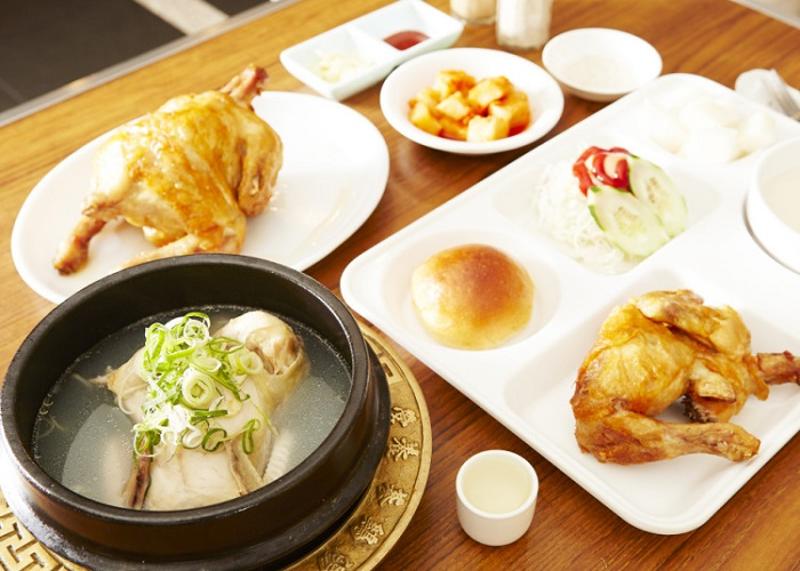 전기구이 통닭과 닭국물 메뉴, 깍두기가 함께 놓인 영양센터 한 상