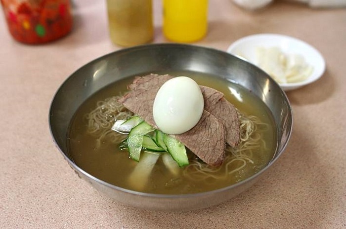 유진식당 평양냉면 한 그릇에 삶은 달걀과 오이, 고명이 올라간 모습