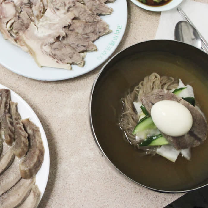 유진식당 평양냉면 그릇이 가까이 보이는 장면과 얇은 면발, 고명 디테일