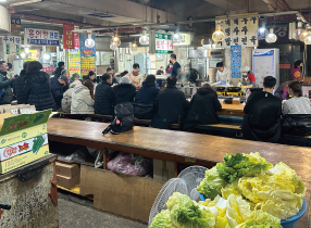 경동시장 신관 지하로 내려가는 안동집 손칼국시 입구와 간판