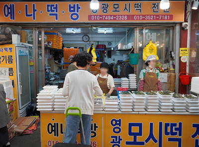 오픈 주방과 바 자리, 안쪽 테이블이 이어지는 안동집 손칼국시 실내