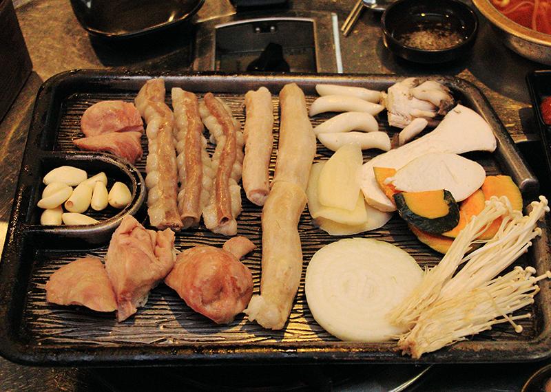 대한곱창 장안점 철판 메뉴가 한창 익어 가는 장면