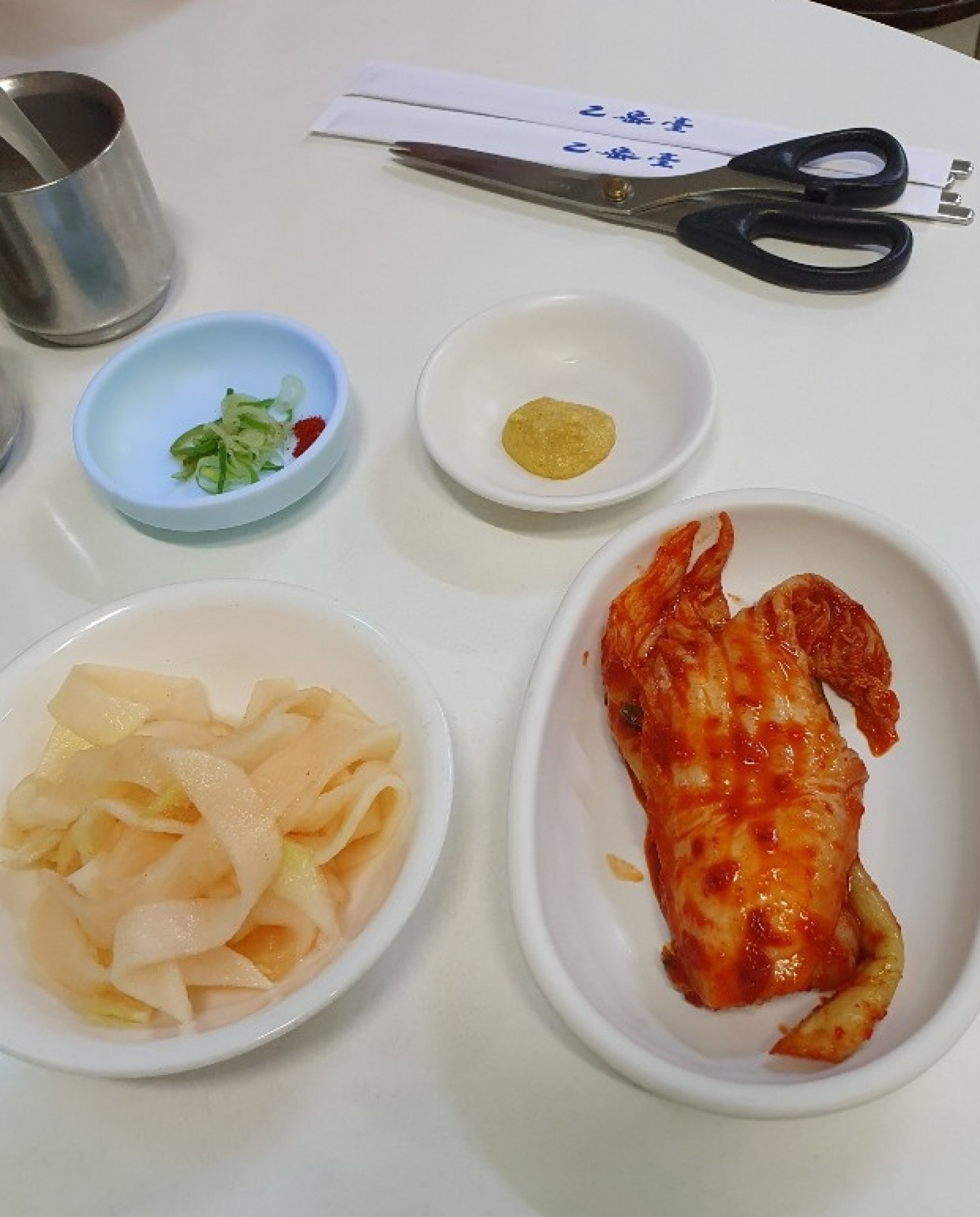 을밀대 본점의 무채와 김치 등 기본 반찬이 차려진 상차림