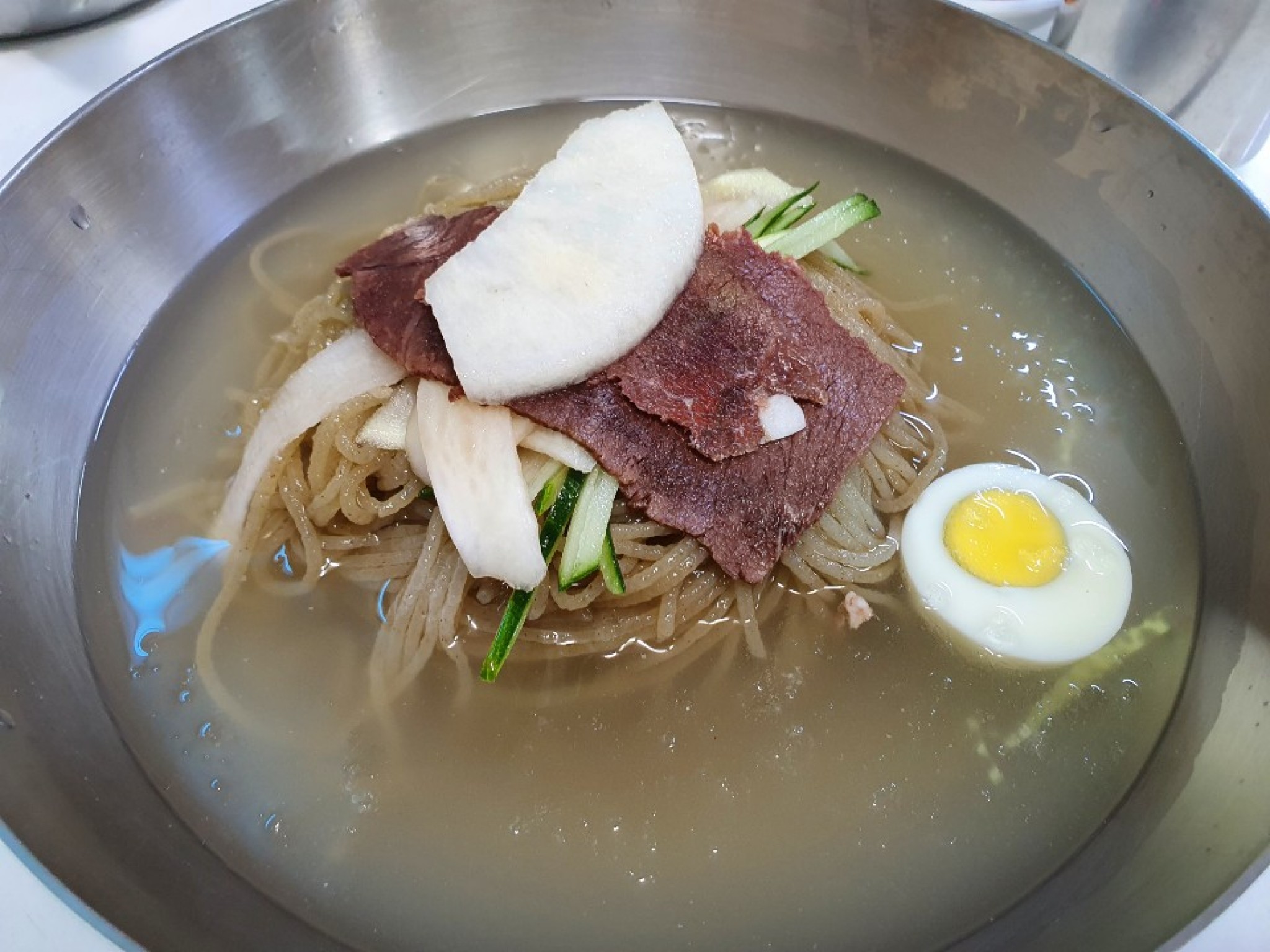 살얼음 육수와 편육 고명이 올라간 을밀대 본점 평양냉면 한 그릇