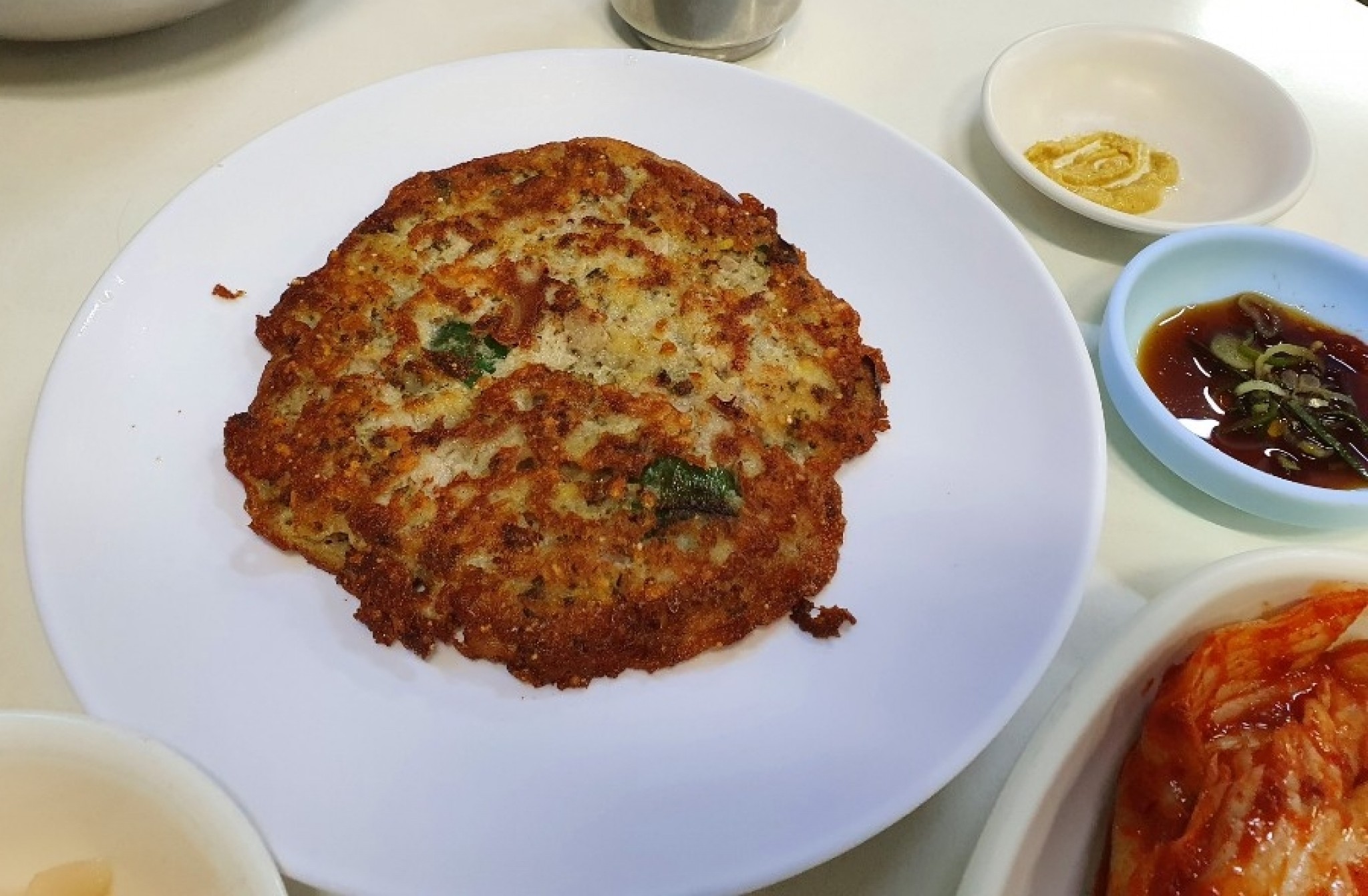노릇하게 부쳐낸 을밀대 본점 녹두전 한 접시