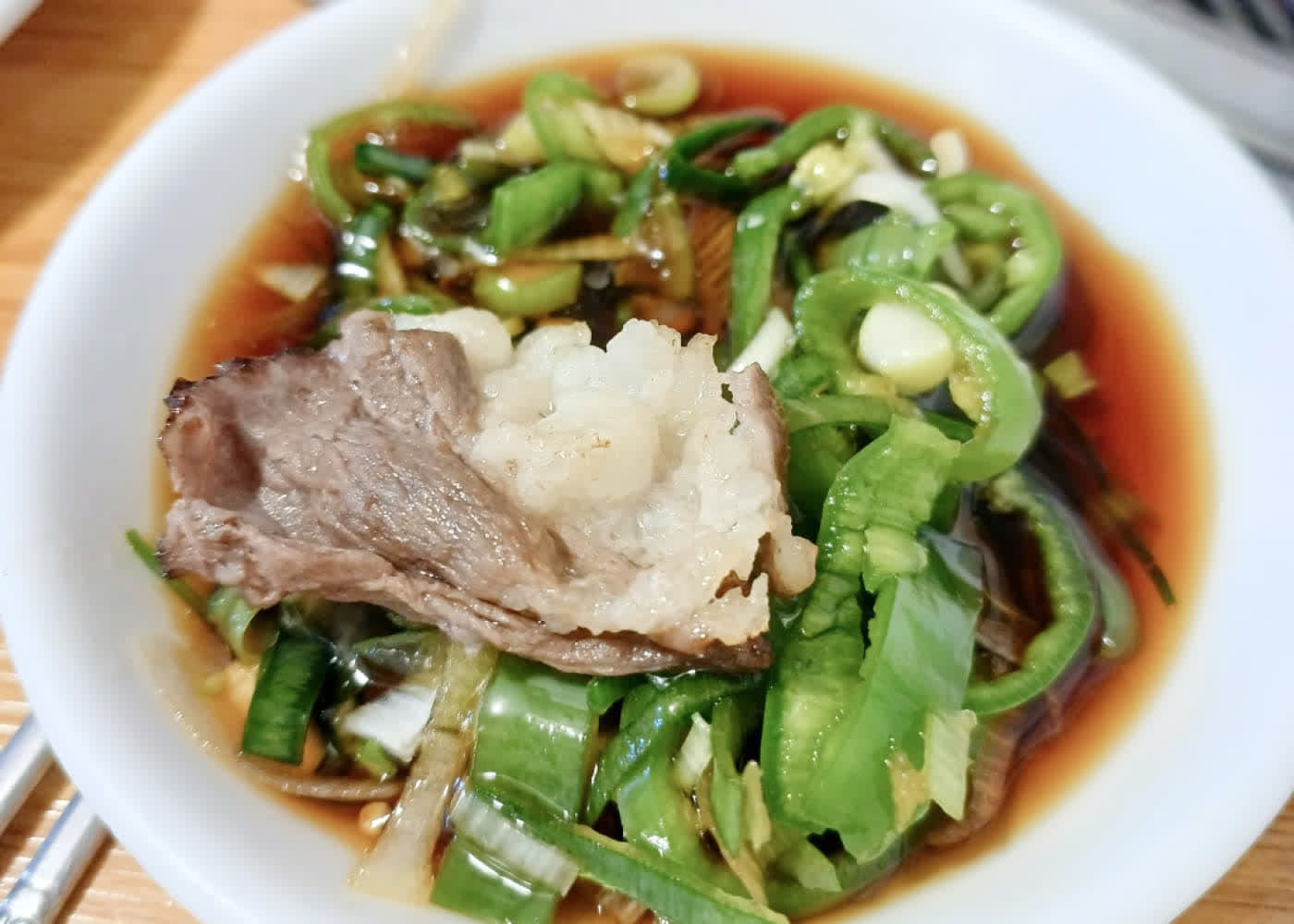 봉산집 차돌박이와 식사 메뉴를 담은 상차림 장면