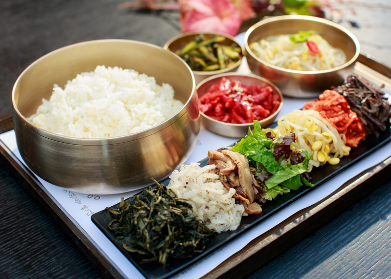 목멱산방에서 차분한 한식 한 끼 분위기가 느껴지는 장면