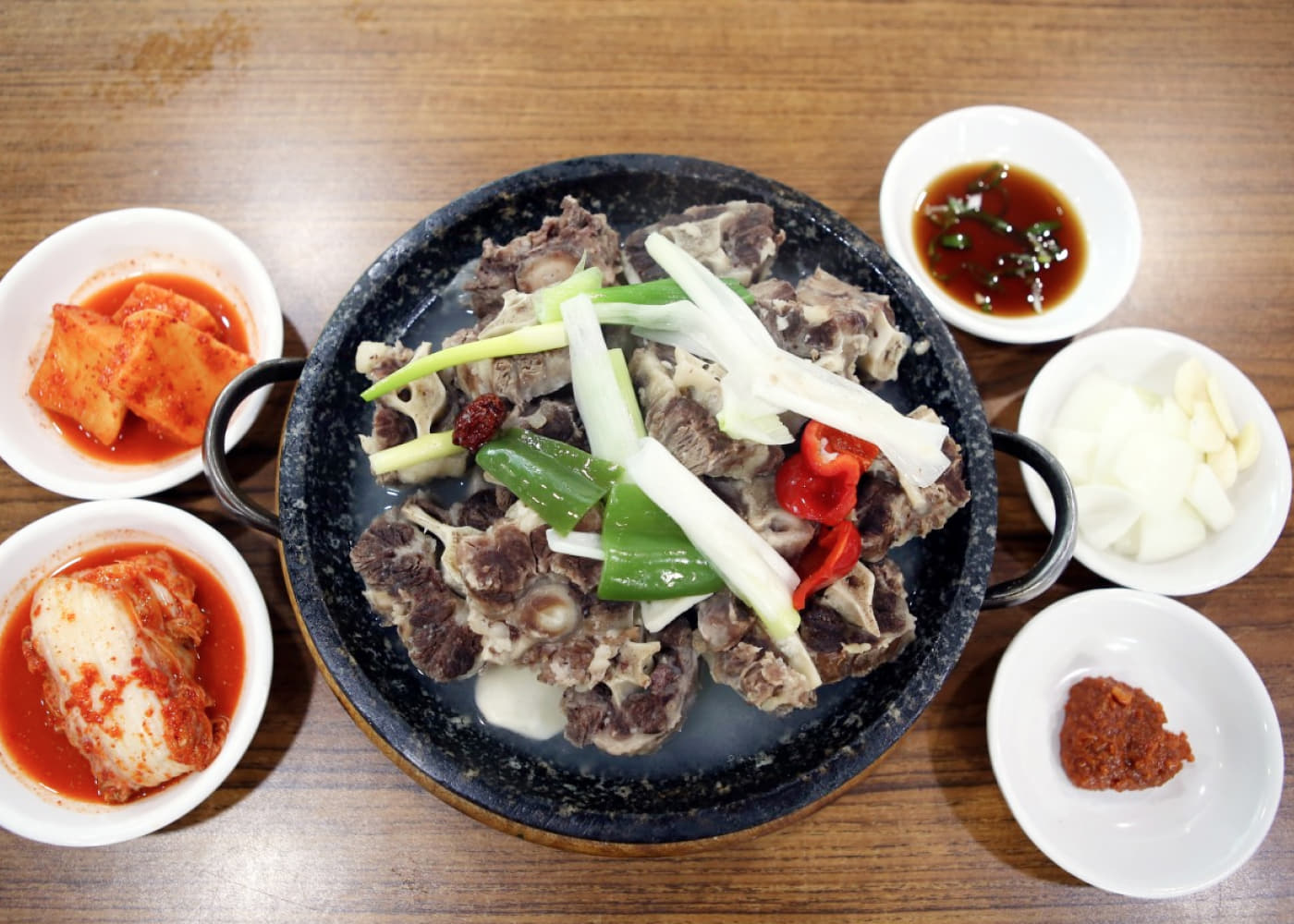 문화옥 설렁탕 상차림이 놓인 장면