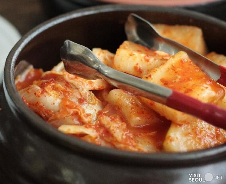 서울 삼성동 외고집설렁탕 외관과 간판이 보이는 거리 풍경