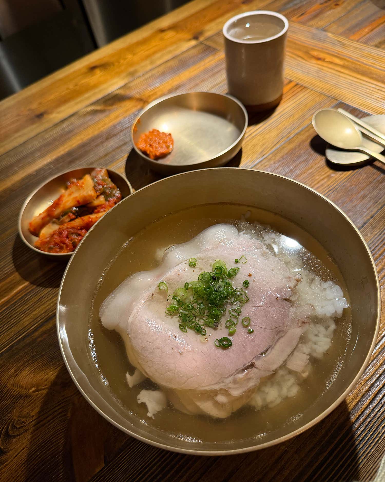 옥동식 합정 본점 돼지곰탕 한 그릇과 김치만두가 함께 놓인 상차림
