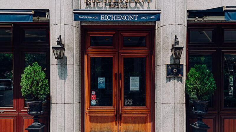 리치몬드 과자점 성산본점 외관과 RICHEMONT 간판, 나무 입구문이 보이는 정면 풍경