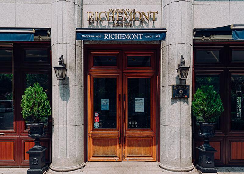 리치몬드 과자점 성산본점 외관과 RICHEMONT 간판, 나무 입구문이 보이는 정면 풍경