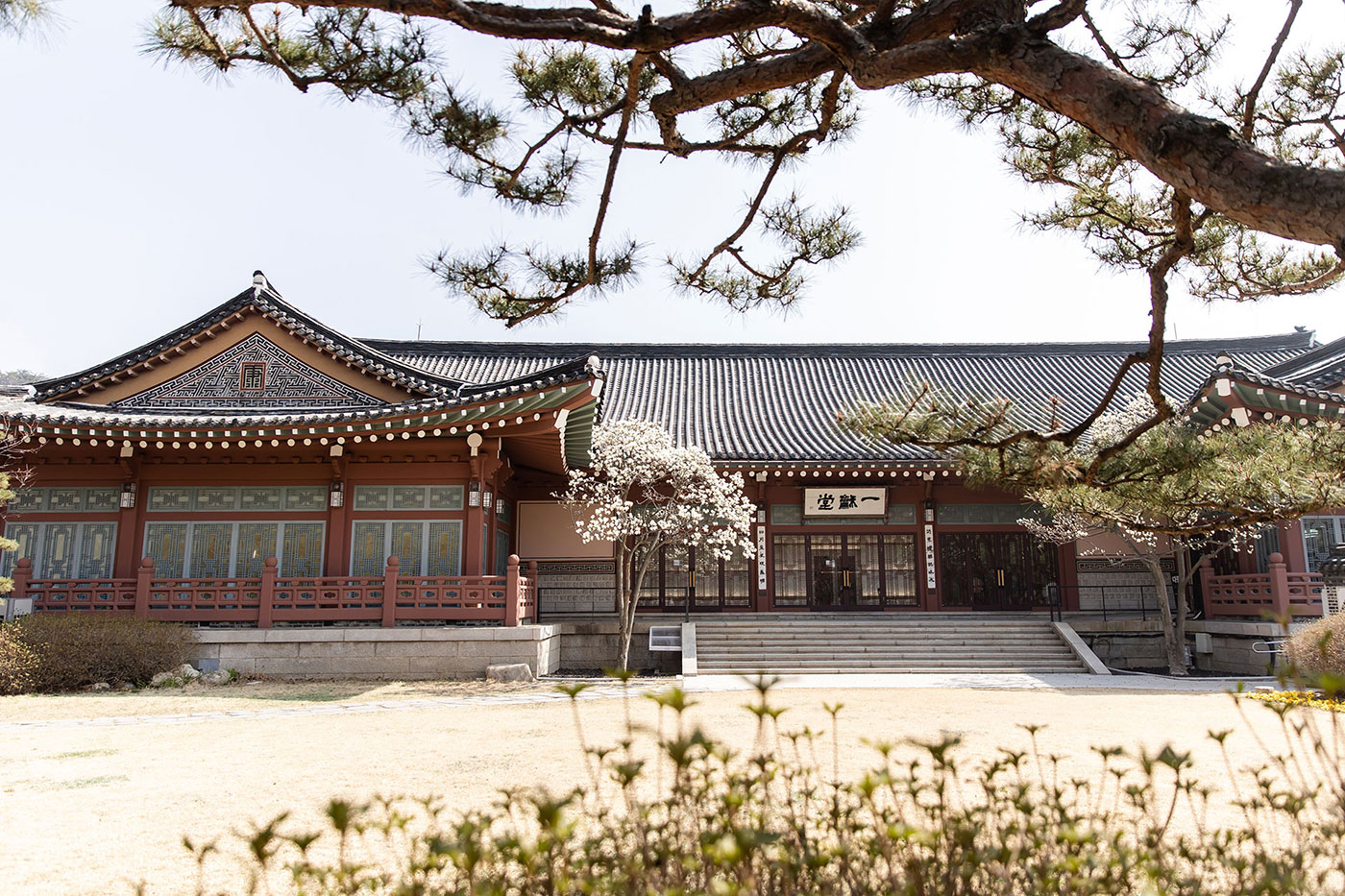 성북동 삼청각 일화당 한옥 전경과 앞마당이 보이는 모습